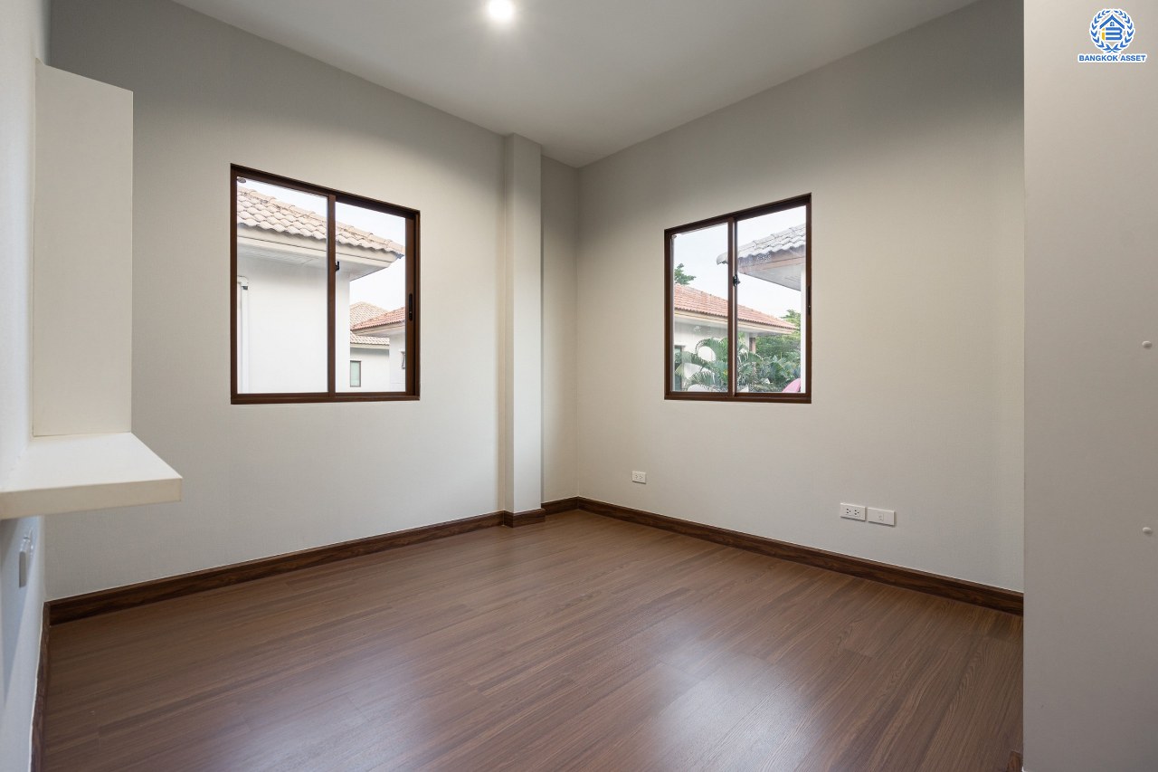 บ้านมือสองตกแต่งใหม่ ทำเลใจกลางเมือง โครงการ บุราสิริ งามวงศ์วาน-ประชาชื่น บ้านหลังใหญ่ เนื้อที่ 56.2 ตร.ว. ฟังก์ชัน 3 ห้องนอน 3 ห้องน้ำ 2 ที่จอดรถ พื้นที่ใช้สอย 183 ตร.ม. เชื่อมต่อถนนหลายสาย ใกล้เดอะมอลล์ งามวงศ์วาน และจุดขึ้นทางด่วนงามวงศ์วาน